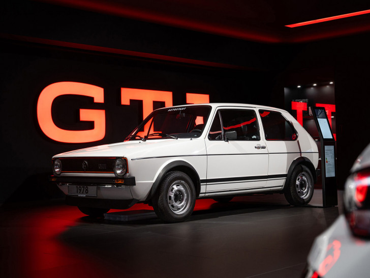 Im Home of GTI ist auch ein Golf der ersten Generation zu sehen: Der 1978er GTI stammt aus der Zeithaus Sammlung der Autostadt.