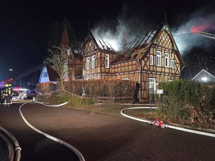 Das alte Fachwerkhaus wird durch den Brand fast vollständig zerstört (Archiv)
