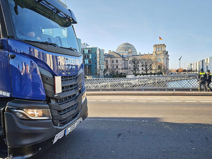 Polizei im Regierungsviertel am 15.12.2025