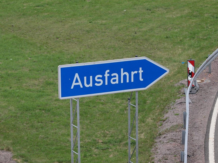 Ausfahrts-Schild an einer Autobahn (Archiv)
