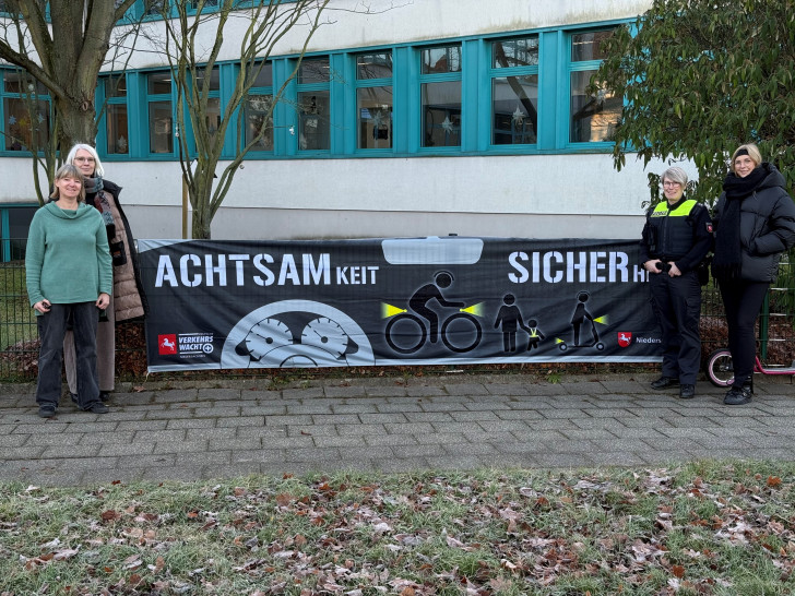 Erste von rechts Svea Neumann (Stadt Wolfenbüttel), zweite von rechts Claudia Fricke (Polizei Wolfenbüttel), Erste von links Frau Vorländer und zweite von links Elke Neumann, beide Lehrkraft der Grundschule Am Geitelplatz.