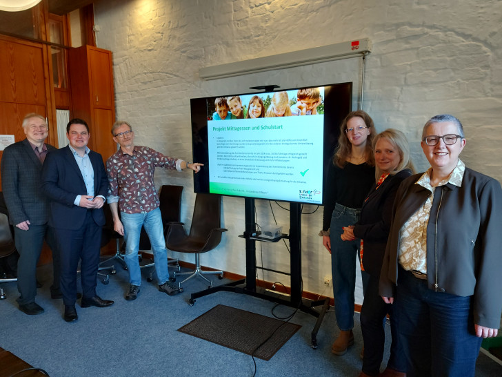 Von links: Rolf Amelsberg, Mitglied im Steuerkreis der Initiative "Kinder brauchen Zukunft... im Landkreis Gifhorn", Philipp Raulfs, Schirmherr der Initiative, Albert Meltzow, Koordinator der Initiative, Svenja Wolff vom Familienbüro Stadt und Landkreis Gifhorn, Karin Single, Samtgemeindebürgermeisterin Meinersen und Mitgründerin der Initiative, und Silvia Smilowski, stellvertretende Fachbereichsleiterin Kinder, Jugend und Familie beim Deutschen Roten Kreuz Gifhorn, stellten während eines Pressegesprächs die Bilanz der Initiative für 2025 vor.