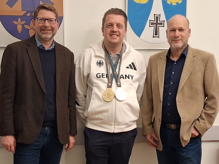 3. Sicktes Samtgemeindebürgermeister Marco Kelb (links) und Bürgermeister Ingo Geisler (rechts) würdigten den zweifachen Goldmedaillengewinner der Deaflympcs Matthew Forsyth aus Sickte.