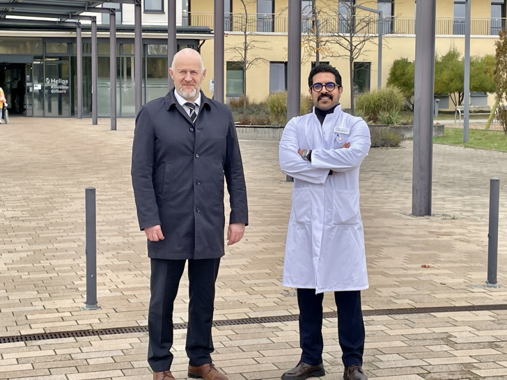 Matthias Hahn (li.), Geschäftsführer des Helios Klinikums Gifhorn, und Dr. med. Mehdi Esmailzadeh, neuer Chefarzt der Gefäßchirurgie. 