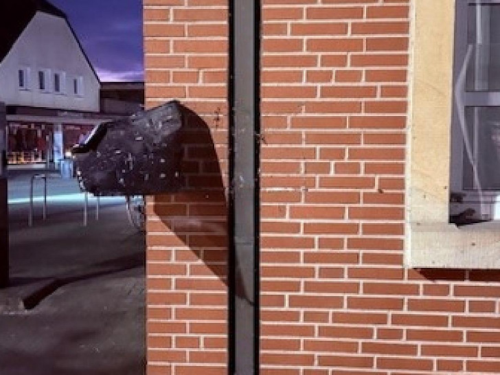 Parkplatzschild für Einsatzwagen am Rathaus beschädigt (Archiv)