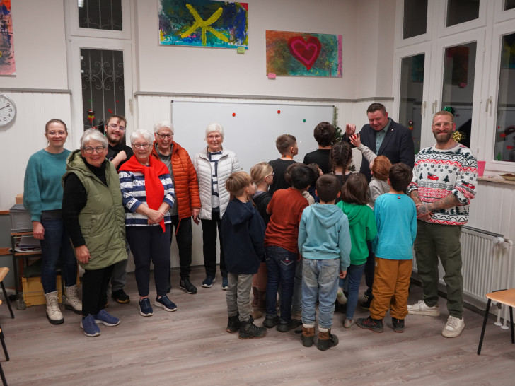 Bescherung im Badehaus. Das Foto zeigt die teilnehmenden Kinder aus Datenschutzgründen nur von hinten.