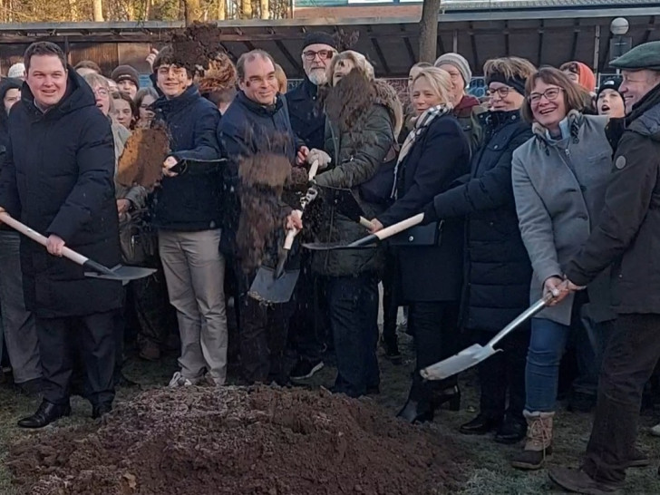 Landrat Philipp Raulfs (li.) beim symbolischen ersten Spatenstich.