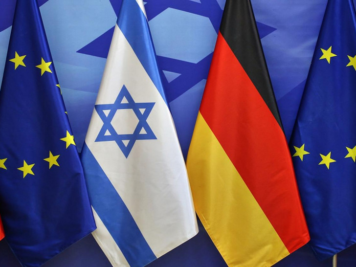 Fahnen von EU, Israel und Deutschland (Archiv)