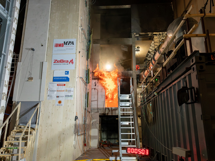 Für die Experimente im Realmaßstab wurde an das sogenannte Brandhaus im Zentrum für Brandforschung der TU Braunschweig ein rund zwölf Meter hoher Treppenraum angebaut.