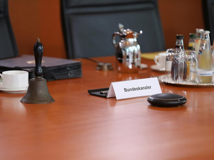 Kanzlermappe auf dem Kabinettstisch (Archiv)