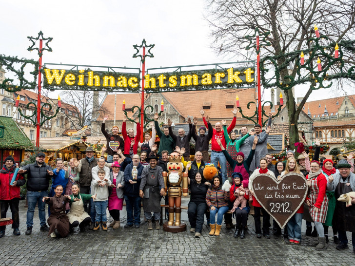 Am 24. und 25. Dezember ruht der Weihnachtsmarkt für zwei Tage. Die Beschickerinnen und Beschicker des Weihnachtsmarktes wünschen allen Besucherinnen und Besuchern sowie ihren Kolleginnen und Kollegen ein frohes Weihnachtsfest.