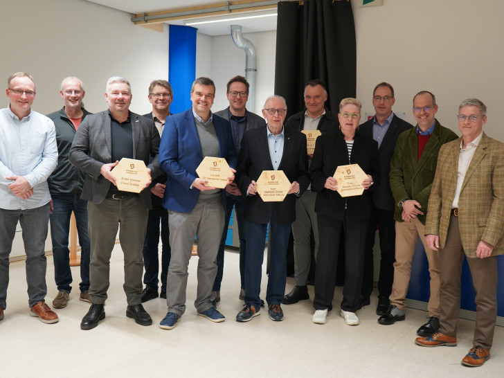 Seit vielen Jahren unterstützt die Stiftung Kehmstedt aus Goslar die Berufsbildenden Schulen im Landkreis Goslar mit hohen Spendenzahlungen. In dieser Woche überreichte die Stiftung 120.000 Euro an die Schulen: (von links) Roman Saß (BBS Goslar-Baßgeige), Ralf Kalwa (stellv. Schulleiter BBS GS-Baßgeige), Erster Kreisrat Frank Dreßler, Otto-Markus Brinkmann (Schulleiter BBS GS-Baßgeige), Landrat Dr. Alexander Saipa, Michael Conzen (Fachbereichsleiter Bildung & Kultur), Gerhard Grüne (Stiftung Kehmstedt), Christian Friedrich (Fachdienstleiter Schulorganisation), Michael Harmuth (stellv. Leiter BBS Bad Harzburg), Oliver Witzorky (Schulleiter BBS Am Stadtgarten Goslar) und Jens Büsing (Schulleiter BBS Bad Harzburg).