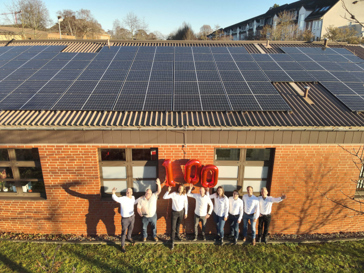 Das Team der Energiegenossenschaft Braunschweiger Land eG vor der 100. Anlage in der Dessaustraße. V.l.n.r.: Carsten van de Loo (Vorstandsvorsitzender); Martin Wevelsiep (Drohnenpilot); Bastian Hase (Prokurist); Steffen Trudewig (Techn. Leiter); Vanessa Förster (Finanzen), Jonas Hattwig (Vorstand); Jan Ole Dittberner (zuk. Vorstand); Frank Richter-Trautmann (Techn. Qualitätssicherung).
