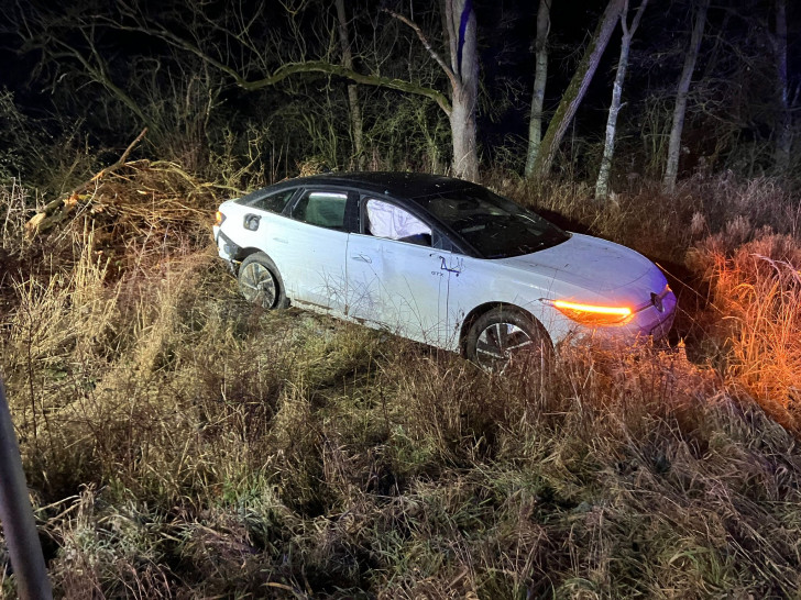 Das Auto war vermutlich aufgrund der Glätte von der Straße abgekommen.