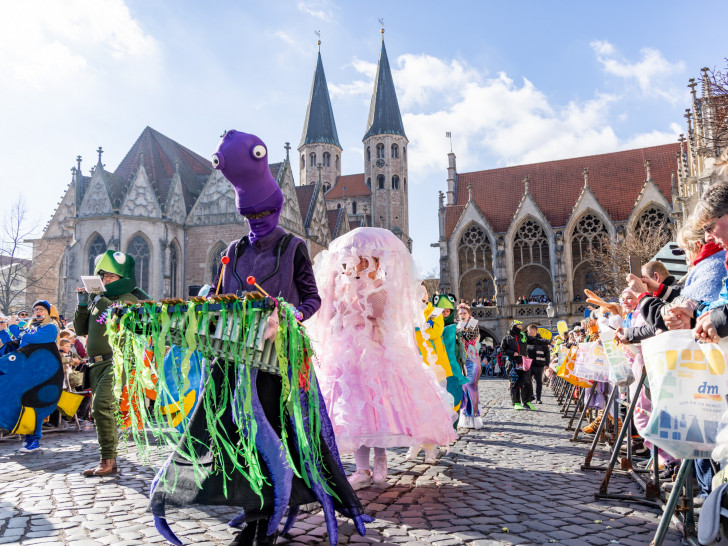 Brunswiek Helau! Beim 48. Schoduvel, dem größten Karnevalsumzug Norddeutschlands, herrscht närrisches Treiben in der Braunschweiger Innenstadt.