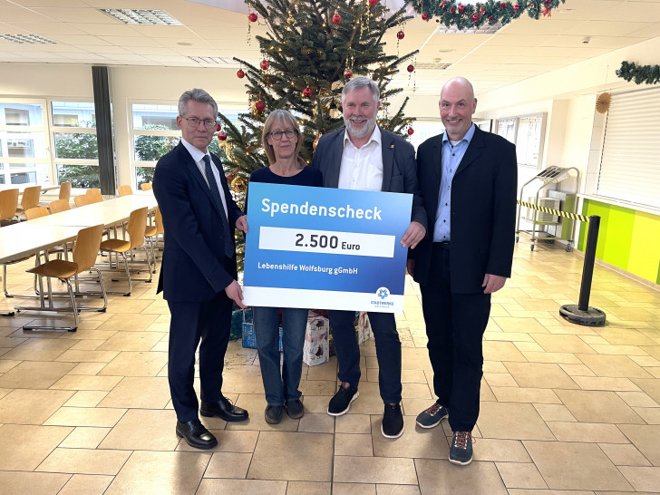 von links: Stadtwerke Vorstand Dr. Frank Kästner, Conny Neumann Mitarbeiterin der „Offenen Hilfen“, Vorsitzender der Lebenshilfe e.V. Siebert Kloster und Lebenshilfe Geschäftsführer Marcus Weinreich.