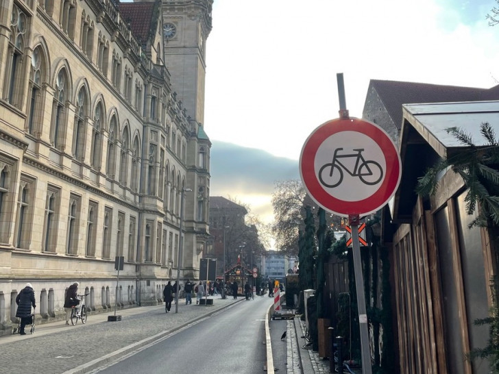 Am Dienstagvormittag führten Beamte des Polizeikommissariats Mitte Verkehrskontrollen in der Innenstadt durch.