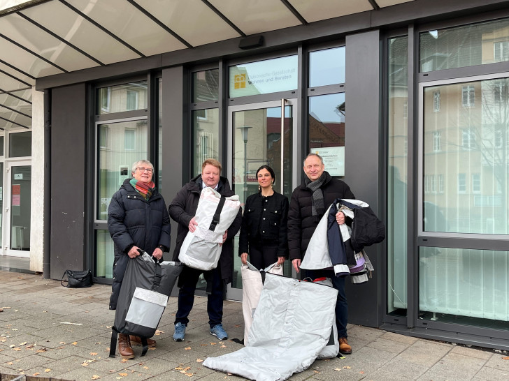 Bärbel Schuster von der Ambulanten Hilfe, Marc Wegner von den Johannitern, Jenny Thiele-Meier (ebenfalls Ambulante Hilfe) und Peines Bürgermeister Klaus Saemann (v.l.n.r.) bei der Übergabe der Sheltersuits.