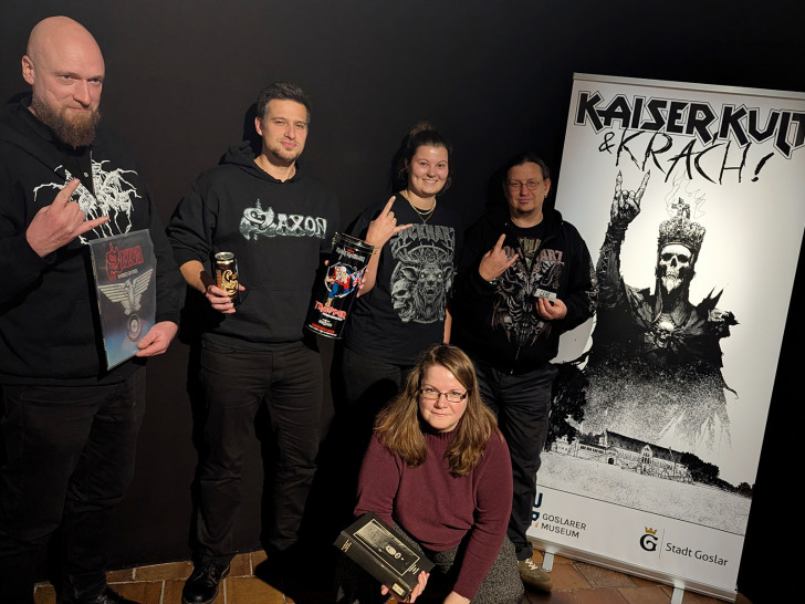 Die Vorfreude auf die neue Sonderausstellung "Kaiser, Kult & Krach – 66 Stories aus Hard Rock und Metal" ist groß: Dr. Jan Habermann, Marvin Voges und Marleen Mützlaff, alle Stadt Goslar, präsentieren zusammen mit Amelie Heger und Kai Wilhelm, beide RockHarz, erste mögliche Ausstellungsstücke (v. li.).