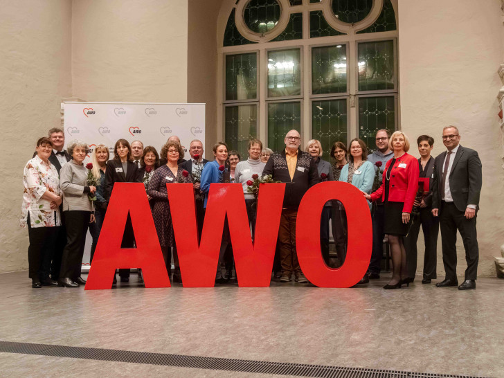 Die Preisträger des Martha-Fuchs-Engagementpreises bei der festlichen Preisverleihung im Juleum in Helmstedt mit der Präsidiumsvorsitzenden des AWO-Bezirksverbandes Braunschweig Gabriele Siebert-Paul (3.v.r.), dem Vorstandsvorsitzenden des AWO-Bezirksverbandes Braunschweig Rifat Fersahoglu-Weber (1.v.r.) und den stellvertretenden Präsidiumsvorsitzenden Cornelia Seiffert (1v.l.) und Alexander Hoppe (2.v.l.). 