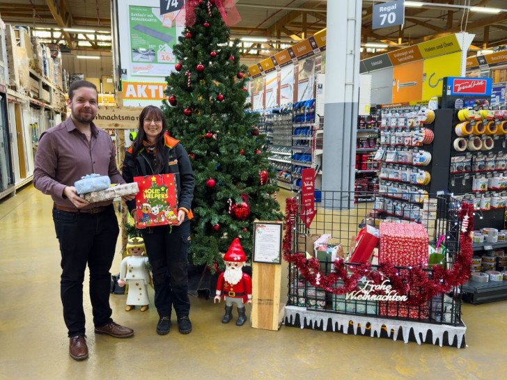 Sebastian Günther, Leiter Ambulante Jugendhilfe beim Caritasverband Braunschweig und die stellvertretende Marktleiterin Frau Gasparini.
