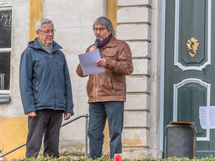 Aus den Händen von Ortsbürgermeister Dr. Diethelm Krause-Hotopp (rechts) erhält Prof. Dr. Gernot Wilhelms die Ehrennadel der Ortschaft Destedt.