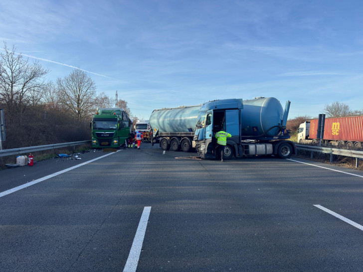 Die LKW müssen geborgen werden.