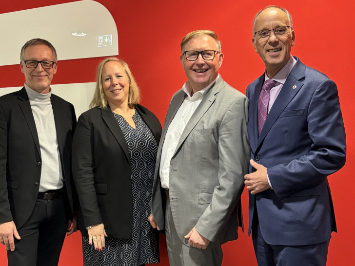 Karsten Ludwig (Leiter der S-Welt in Seesen), Tina Schönfelder (ab 1. Januar verantwortlich für die Standorte Seesen, Bad Gandersheim und Langelsheim), Manfred Pawlik (Filialleiter in Langelsheim) und Oliver Fuchs, Leiter des Filialbereichs Süd der BLSK bei der Übergabe des Staffelstabs an Tina Schönfelder.