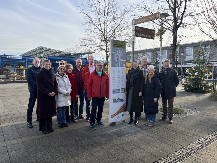 Einweihung der neuen Informationsstelen am Detmeroder Markt mit Vertretern der WMG, des Ortsrates und den Gewerbetreibenden.