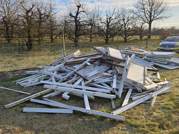 Illegal entsorgte Fenster (Archiv)