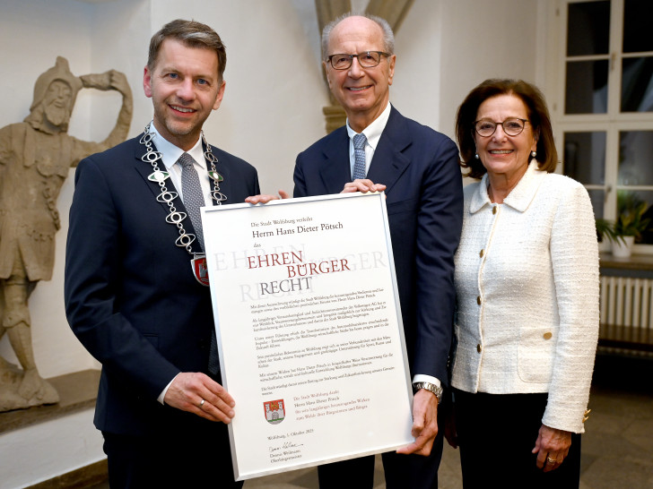 Oberbürgermeister Dennis Weilmann (links) mit Ehrenbürger Hans Dieter Pötsch und Frau.