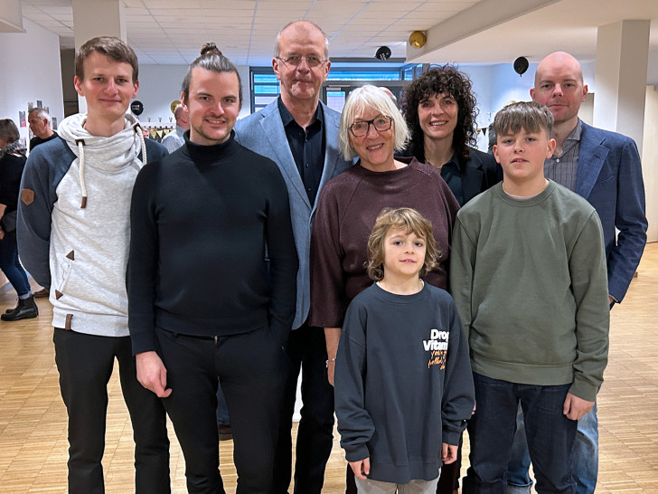 Nach 35 Jahren im Dienst des Klinikums wurde Dr. Ulrich Heida (3.v.l. im Kreise der Familie) jüngst in den Ruhestand verabschiedet. 