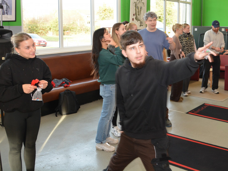 An den einzelnen Spielstationen, so wie hier beim Dart, schlüpften die Lavie-Teilnehmenden in die Rolle der Anleitenden, die Studierenden hörten zu.