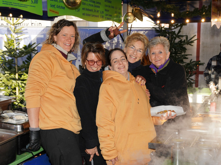 Das Team von Piskes Imbiss um Silvana Preuße (zweite von rechts) ist immer gut gelaunt.