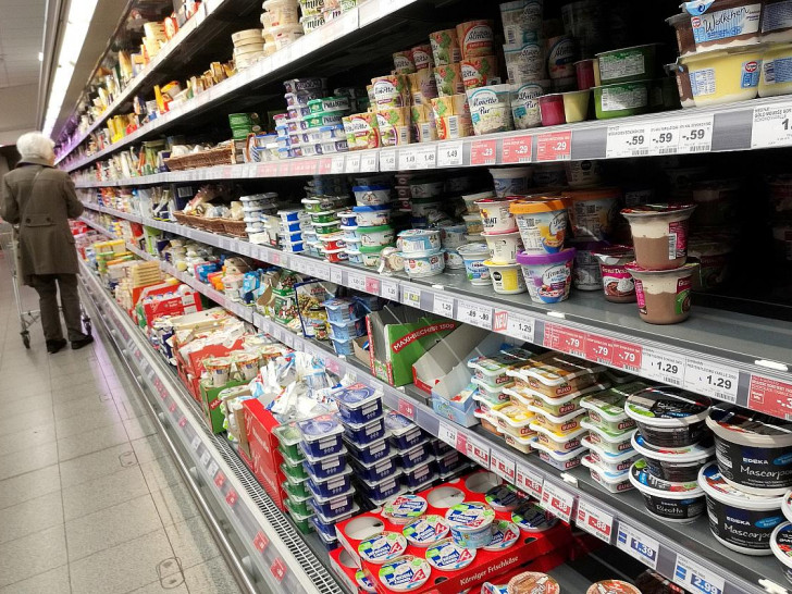 Einkaufsregal in einem Supermarkt (Archiv)