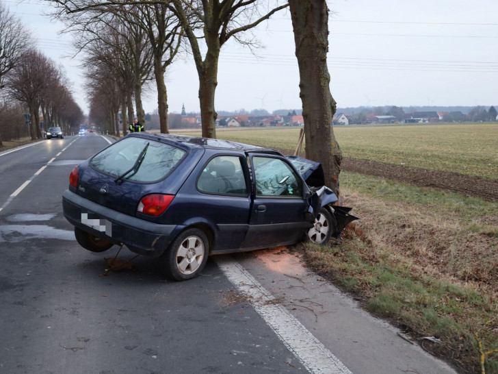 Der Wagen war frontal gegen einen Baum geprallt.