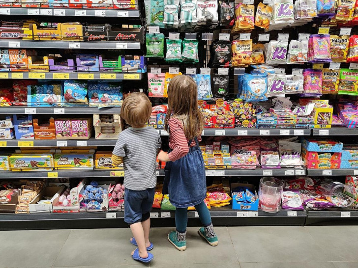 Kinder in einem Supermarkt (Archiv)