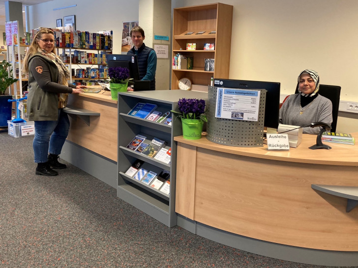  Das Team der Stadtbibliothek Fredenberg freut sich über den neuen Tresen im Empfangsbereich. Von links nach rechts: Anja Lampe, Dr. Henrik Stehlik und Atikeh Alshouhan. 