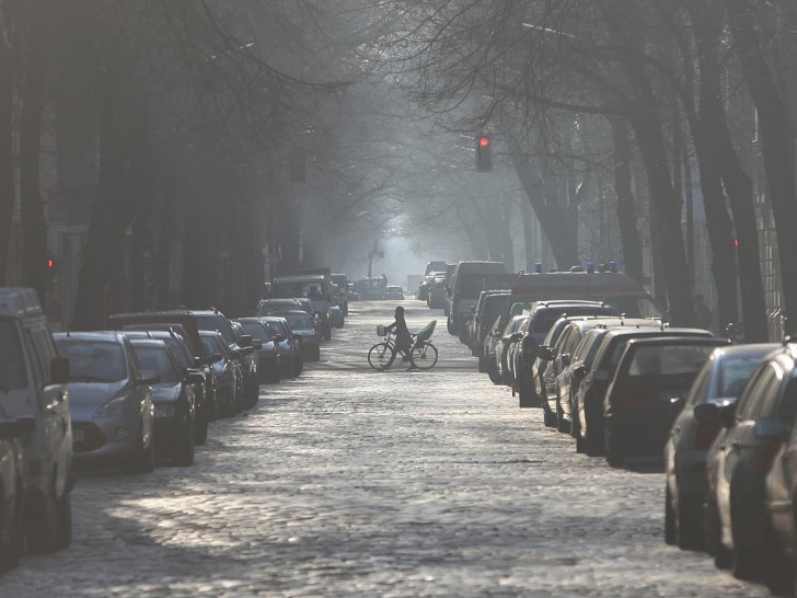 Parkende Autos in einer Straße (Archiv)