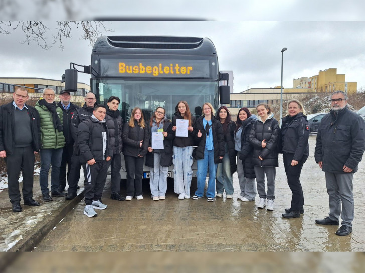 Dirk Rodenstein (Fahrdienstleiter WVG), Dirk Dudda (Direktorstellvertreter Wolfsburg OS), Knut Hirschfeld (Busfahrer im Anleiterteam), Jens Oertelt, Bassem Al Khalaf, Hawal Süleyman, Ehlén Hänel, Lyn Wolf, Celine Porsch, Lara Schannor, Sirosh Abdallah, Celin-Marie Lebold, Ketevani Devadze, Nina van der Wall, Dr.Thomas Lohmann (Schulleiter Albert-Schweitzer-Gymnasium.