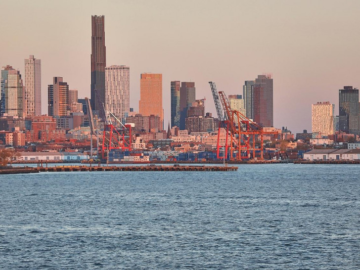 Industrieanlagen und Hafen in New York/Brooklyn (Archiv)