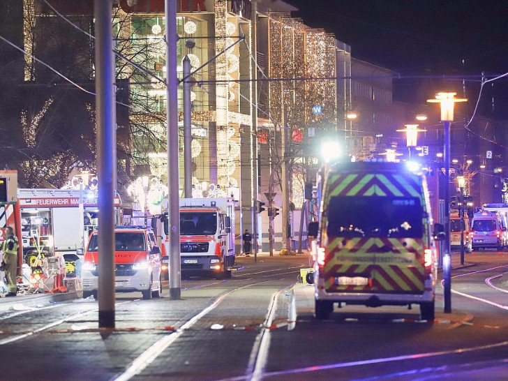 Auto rast auf Magdeburger Weihnachtsmarkt in Menschenmenge (Archiv)