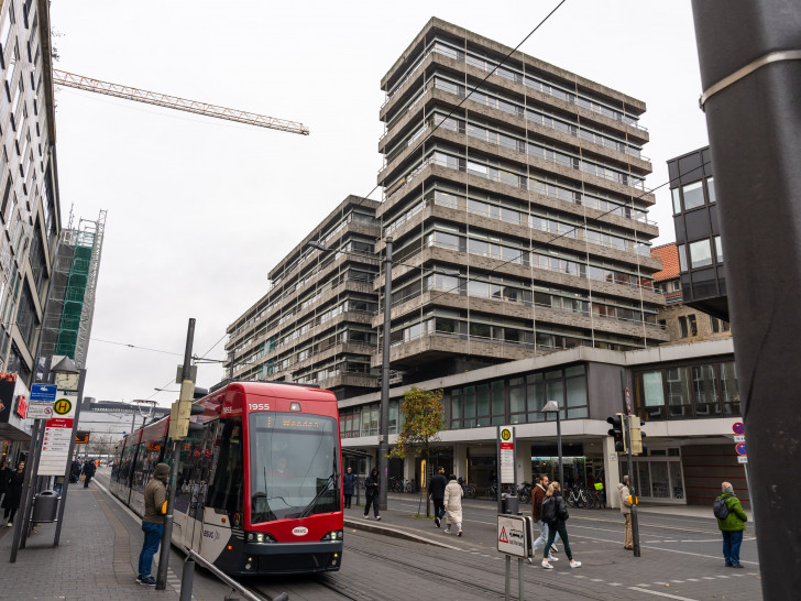 Die fortschreitenden Bauarbeiten am Schlosscarree, welches hier am linken Rand zu sehen teilweise zu sehen ist, gehen am Bohlweg in die nächste Phase über (Archivbild).