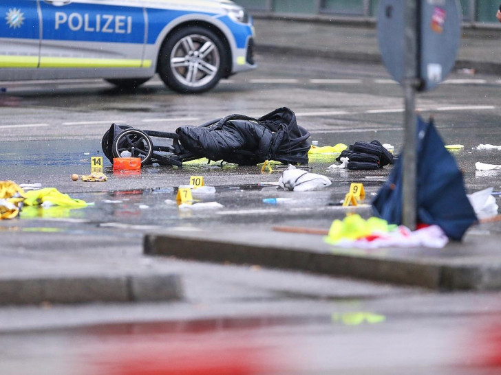 Auto fährt in München in Menschenmenge am 13.02.2025