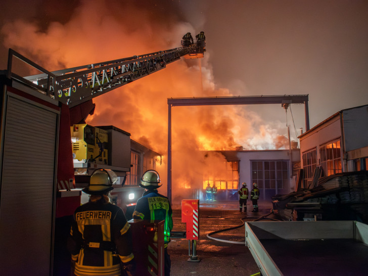 Das Gebäude stand in Flammen. Die Feuerwehr rückte mit einer Drehleiter an.