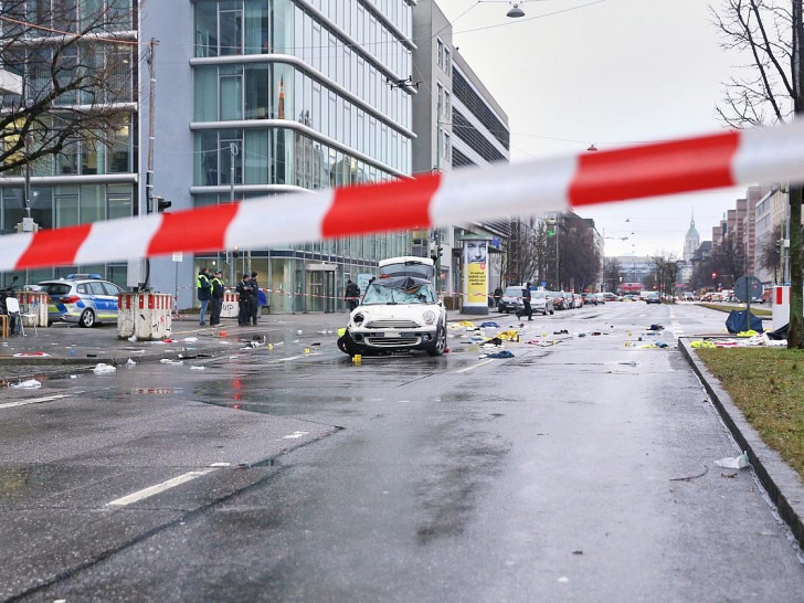 Auto fährt in München in Menschenmenge am 13.02.2025