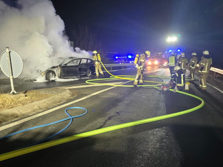 Der nächtliche Einsatz ereignete sich unmittelbar an der A2-Anschlussstelle Rennau.