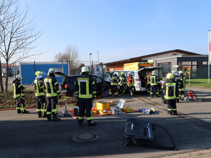 Die Feuerwehr musste eine Person aus einem Unfallfahrzeug befreien.