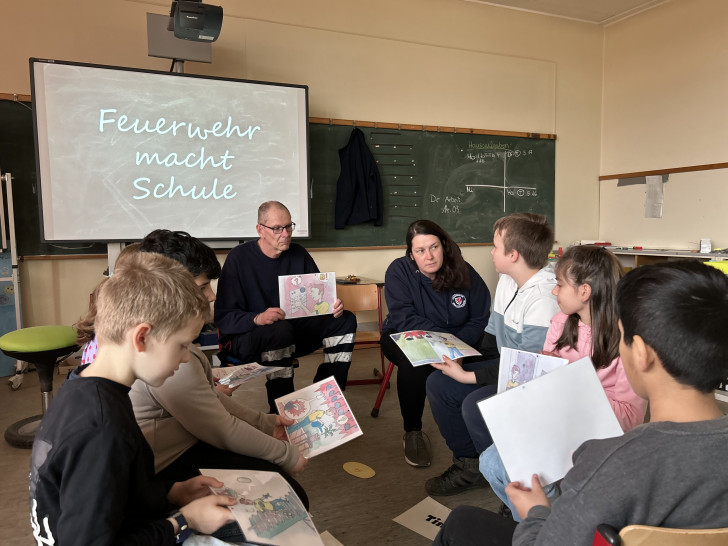 Mario Müller und Corina Gerlach beim Unterricht zum Thema „Verhalten im Brandfall“ mit Schülern der Grundschule Melverode.