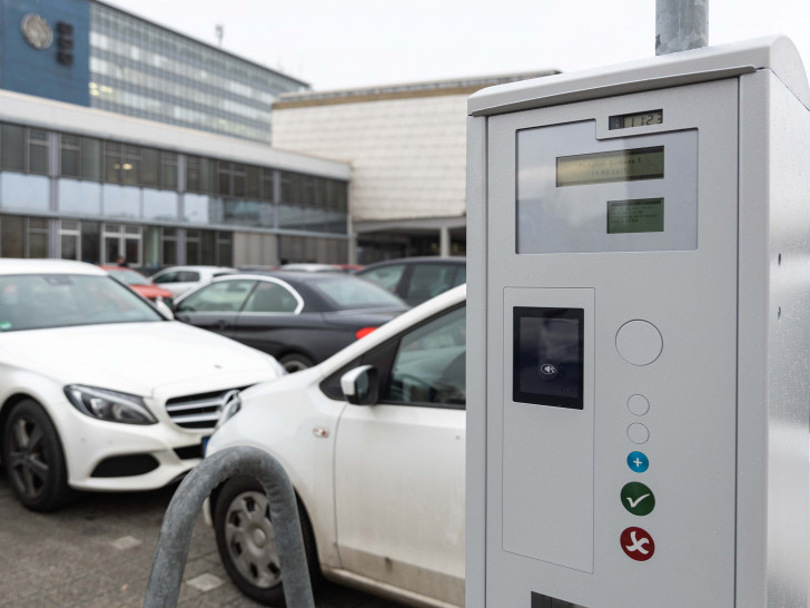Ein Parkscheinautomat vor dem Rathaus in Lebenstedt.